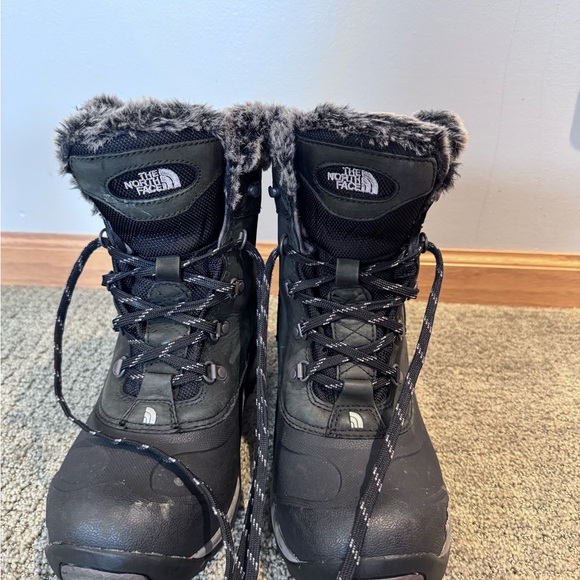 The North Face Women's Waterproof Black Winter Boots with fur, sz 9 - Picture 2 of 7